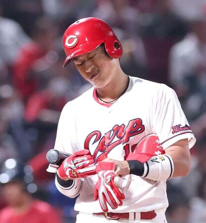 　７回、空振り三振に倒れ、悔しそうな表情を見せる佐々木（撮影・市尻達拡）