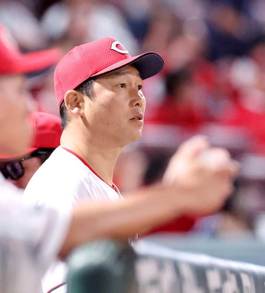 　７回、スコアボードを見つめる新井監督
