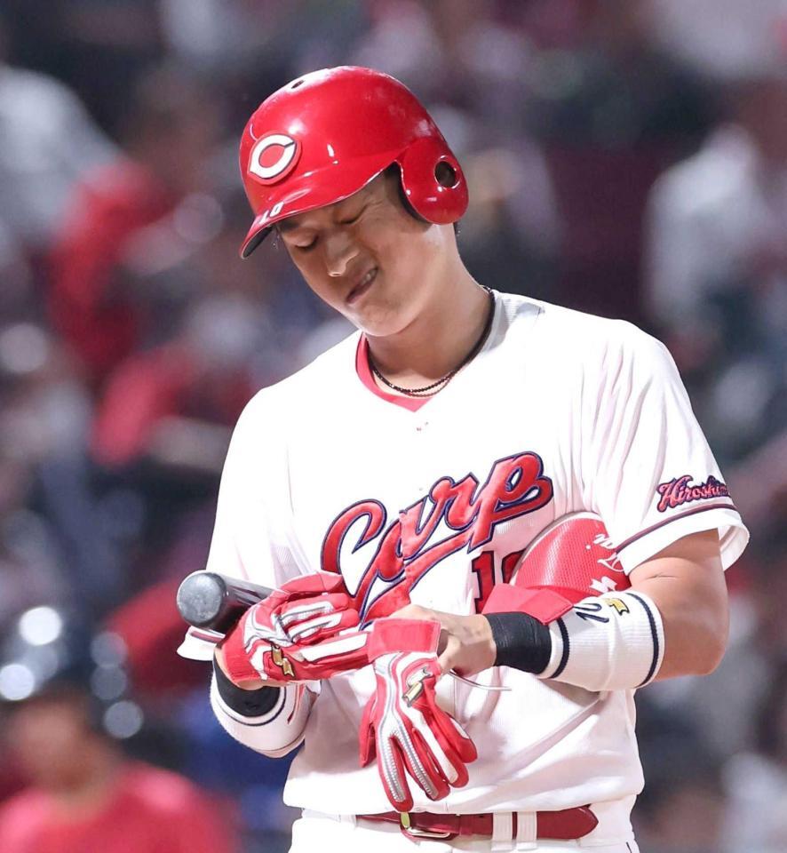 　７回、空振り三振に倒れ、悔しそうな表情を見せる佐々木（撮影・市尻達拡）