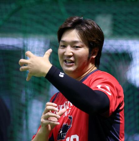 　身振り手ぶりを交え、話をする床田（撮影・市尻達拡）