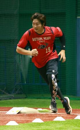 　ダッシュをする床田（撮影・市尻達拡）