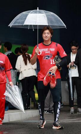 　練習を終え、ロッカーに戻る床田（撮影・市尻達拡）