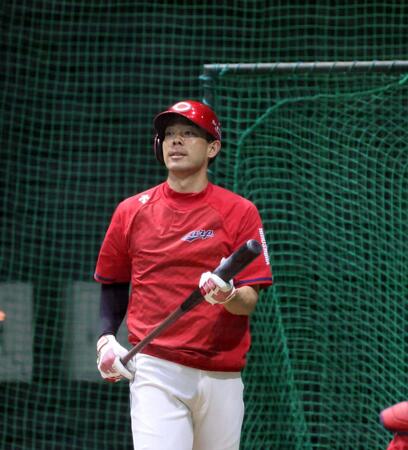 　打撃練習をする秋山（撮影・市尻達拡）