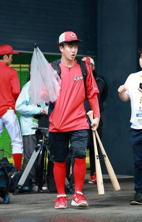 　練習を終え、ロッカーに戻る小園（撮影・市尻達拡）