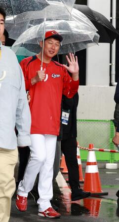 　練習を終え、ファンに手を振りながら引き揚げる新井監督（撮影・市尻達拡）