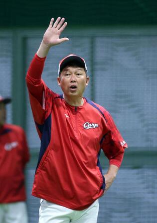 　選手からのあいさつに応える新井監督（撮影・市尻達拡）