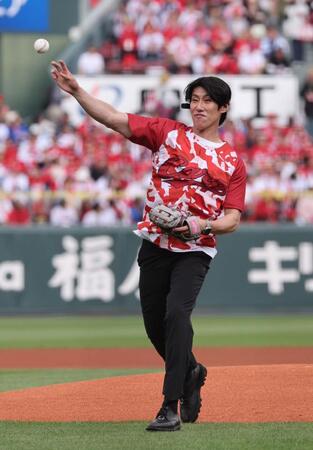 　始球式に登場した広島ＯＢの中田廉氏（撮影・市尻達拡）
