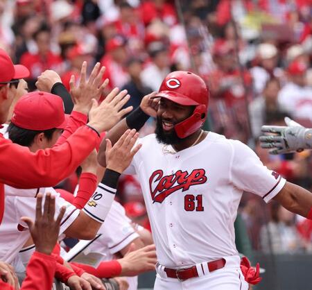 　３回、坂倉のタイムリー二塁打で生還し、タッチを交わすファビアン（撮影・市尻達拡）