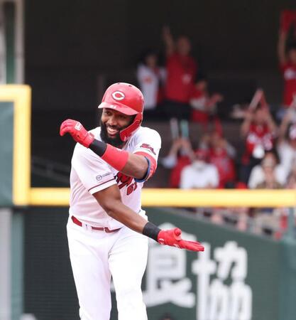 　３回、左翼線への２点タイムリー二塁打を放ち、手刀を切るファビアン（撮影・市尻達拡