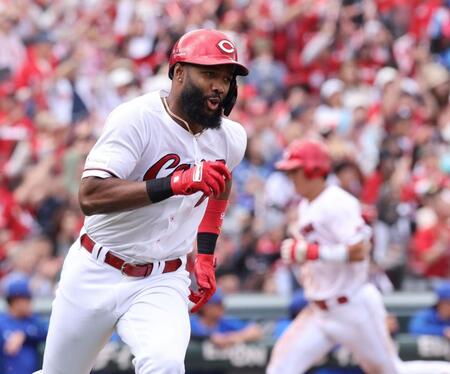 　３回、左翼線への２点タイムリー二塁打を放つファビアン（撮影・市尻達拡