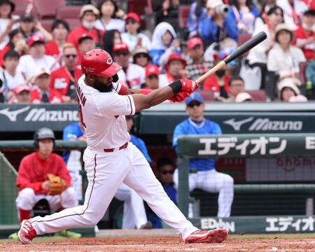 　３回、左翼線への２点タイムリー二塁打を放つファビアン（撮影・市尻達拡）