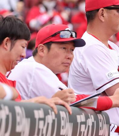 　５回、スコアボードに視線を送る新井監督（撮影・市尻達拡）