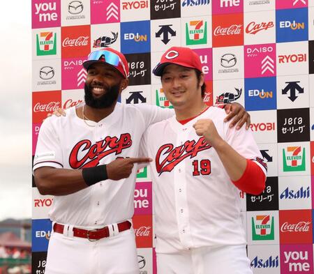 　お立ち台でポーズを決めるファビアンと床田（撮影・市尻達拡）