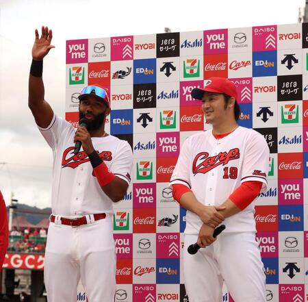 　お立ち台で、ファンに声援に応えるファビアン（撮影・市尻達拡）