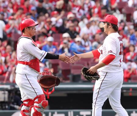 　試合を終え、握手をする床田と坂倉（撮影・市尻達拡）