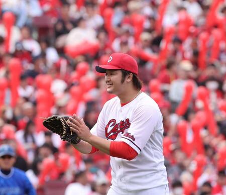 　７回、好守を見せた佐々木に拍手を送る床田（撮影・市尻達拡）