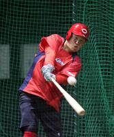 　打撃練習をする小園海斗（撮影・市尻達拡）