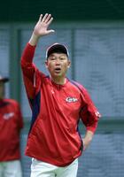 　選手からのあいさつに応える新井監督（撮影・市尻達拡）