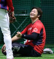 　練習中に笑顔を見せる床田（撮影・市尻達拡）