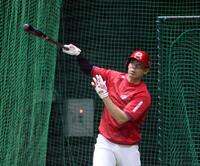 　打撃練習をする秋山（撮影・市尻達拡）