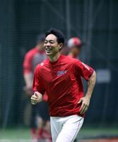 　リラックスしてダッシュをする秋山（撮影・市尻達拡）