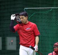 　打撃練習を終え、ヘルメットを取ってあいさつする秋山（撮影・市尻達拡）