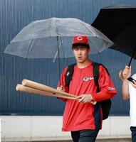 　練習を終え、ロッカーに戻る小園（撮影・市尻達拡）