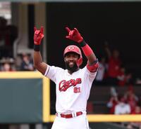 　３回、左翼線への２点タイムリー二塁打を放ち、両手を挙げるファビアン（撮影・市尻達拡）