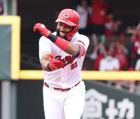 　３回、左翼線への２点タイムリー二塁打を放ち、手刀を切るファビアン（撮影・市尻達拡