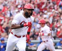 　３回、左翼線への２点タイムリー二塁打を放つファビアン（撮影・市尻達拡