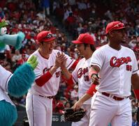 　完封勝利を手にした床田を笑顔で出迎える新井監督（撮影・市尻達拡）