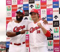 　お立ち台でポーズを決めるファビアンと床田（撮影・市尻達拡）