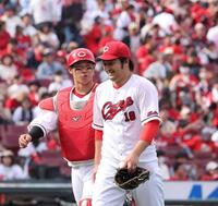 　完封勝利で終え、笑顔で引き揚げる床田。左は坂倉（撮影・市尻達拡）