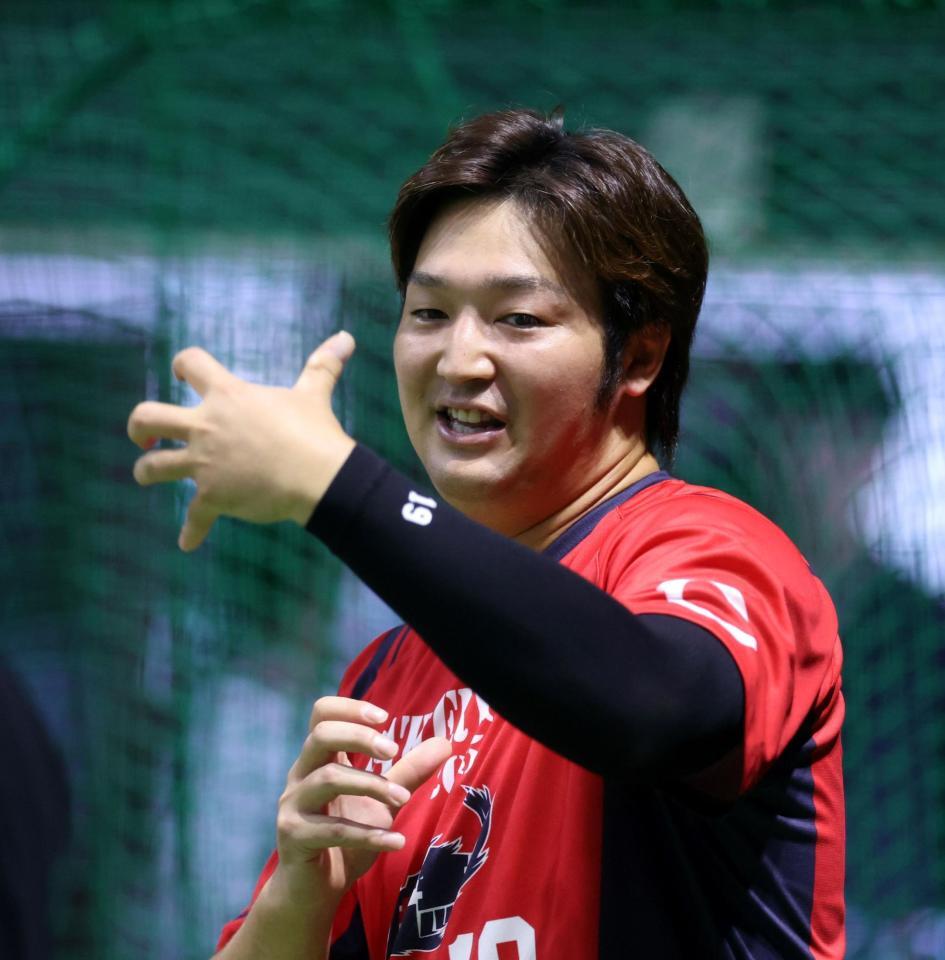 　身振り手ぶりを交え、話をする床田（撮影・市尻達拡）