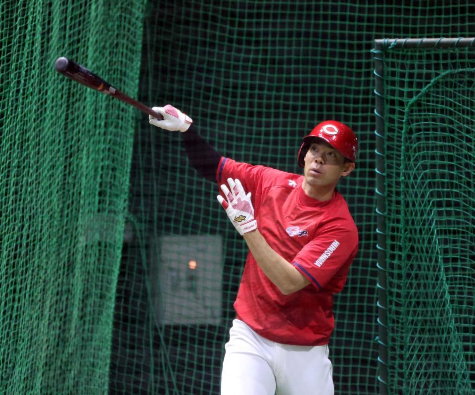　打撃練習をする秋山（撮影・市尻達拡）