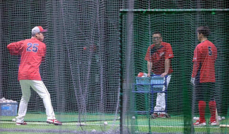 　小園に打撃指導をする新井監督（撮影・市尻達拡）