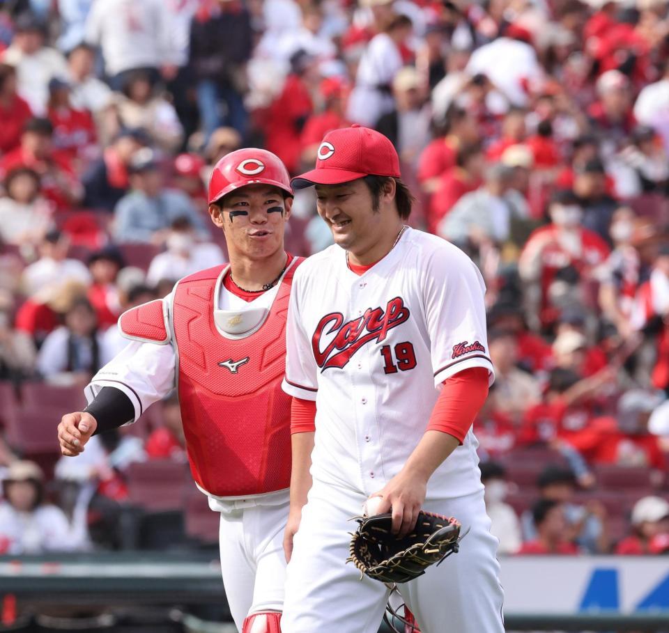 　完封勝利で終え、笑顔で引き揚げる床田。左は坂倉（撮影・市尻達拡）