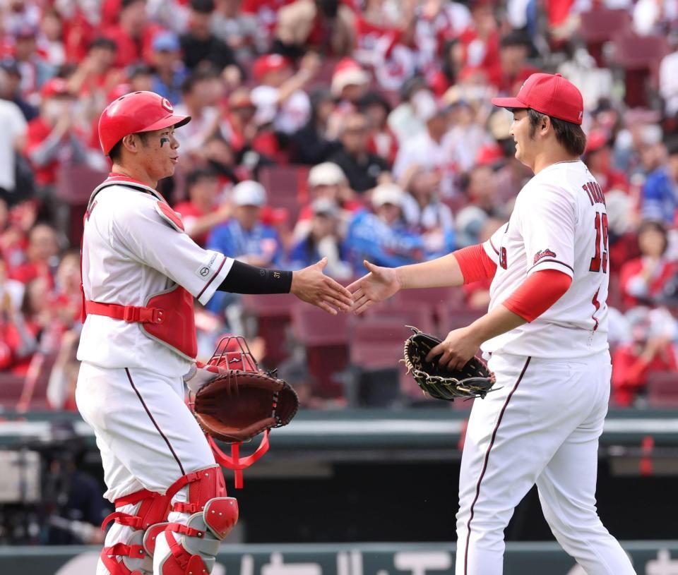 　試合を終え、握手をする床田と坂倉（撮影・市尻達拡）