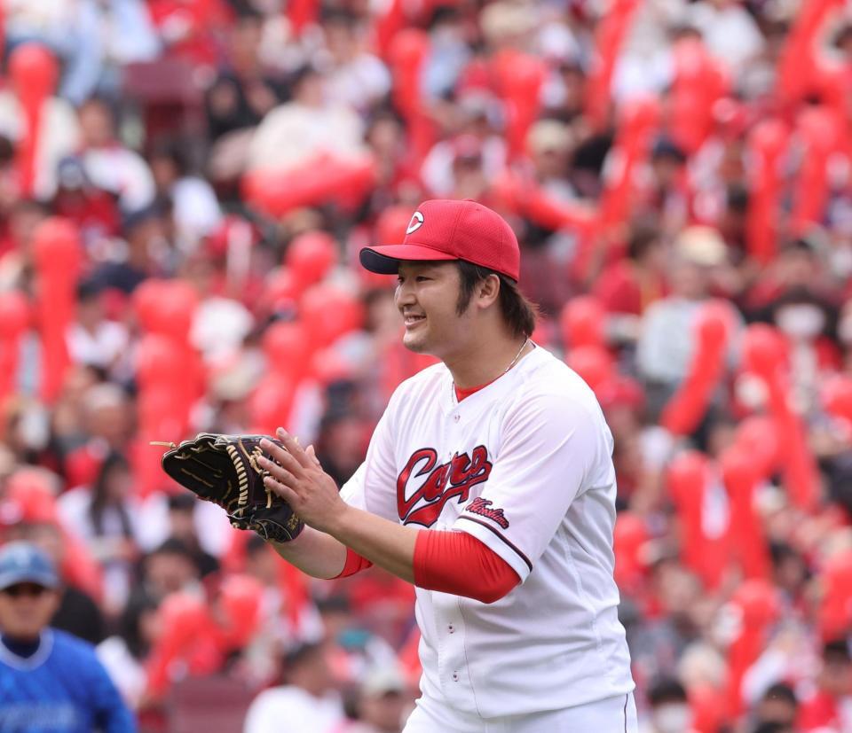 　７回、好守を見せた佐々木に拍手を送る床田（撮影・市尻達拡）