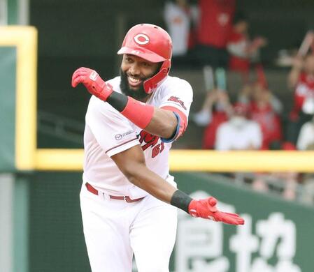 　３回、先制の２点二塁打を放ち、手刀を切るファビアン（撮影・市尻達拡）