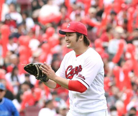 　７回、好守を見せた佐々木に拍手を送る床田（撮影・市尻達拡）