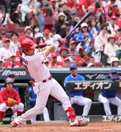 　３回、左前打を放つ佐々木（撮影・市尻達拡）