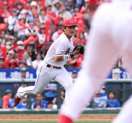 　７回、蝦名の打球をさばき、三ゴロとする佐々木（撮影・市尻達拡）