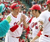 　完封し、新井監督（左）に笑顔で迎えられる床田