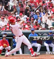 　３回、左前打を放つ佐々木（撮影・市尻達拡）