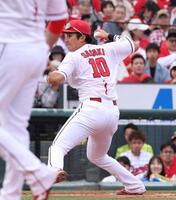 　７回、オースティンの打球を本塁へ送球し、タッチアウトとする佐々木（撮影・市尻達拡）