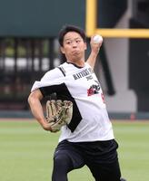 　キャッチボールをする玉村（撮影・市尻達拡）