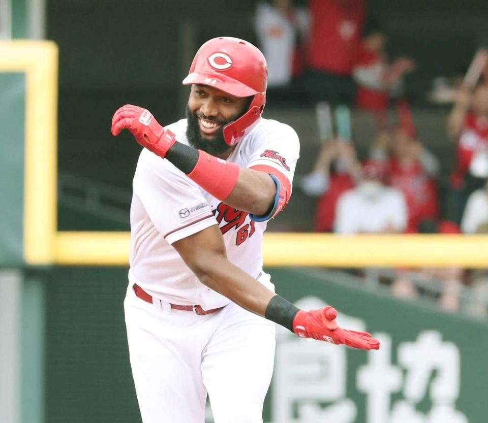 　３回、先制の２点二塁打を放ち、手刀を切るファビアン（撮影・市尻達拡）