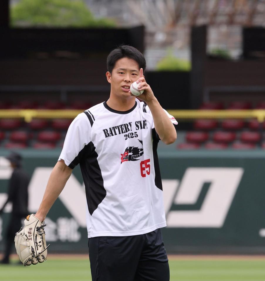 　キャッチボールをする玉村（撮影・市尻達拡）