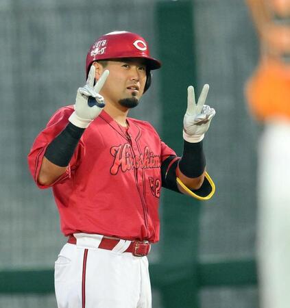 　４回、中前打を放ち、Ｖサインの末包（撮影・伊藤笙子）